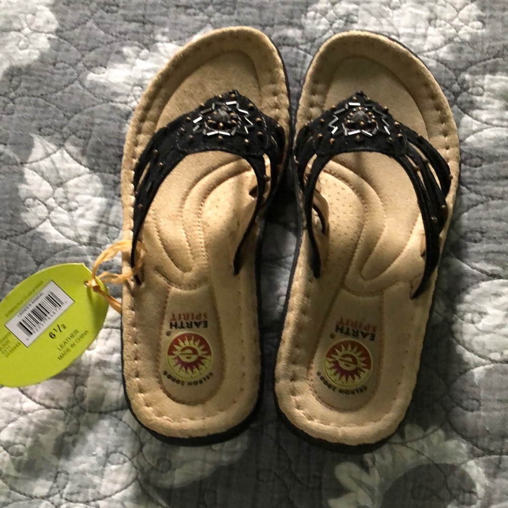 Earth Spirit flip flops black size 6.5